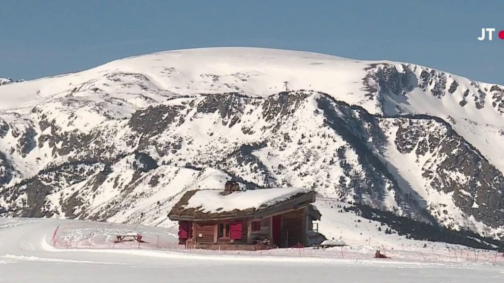 Pyrénées : les stations de ski jouent les prolongations
La neige est finalement tombée en abondance en Ariège. Si bien que la question d’une prolongation de la saison se pose.