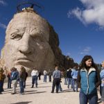 États-Unis : la statue du chef sioux Crazy Horse en cours d'édification depuis 1947
Mort en 1877, il était l'un des grands chefs indiens à avoir lutté contre les colons blancs. Pour lui rendre hommage, ses descendants érigent une statue gigantesque depuis des décennies, dans le Dakota, à quelques kilomètres du mont Rushmore.