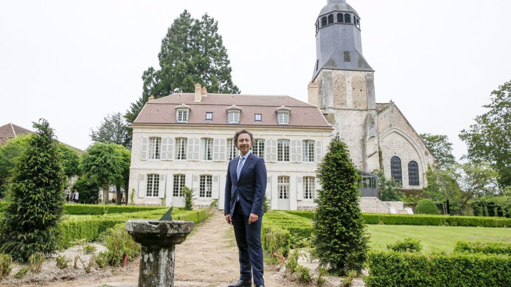 L'animateur Stéphane Bern élu conseiller municipal dans son village d'Eure-et-Loir
Le présentateur de l'émission "Secrets d'Histoire" entend mettre sa notoriété au service de ce petit village du Perche dans lequel il a beaucoup investi.