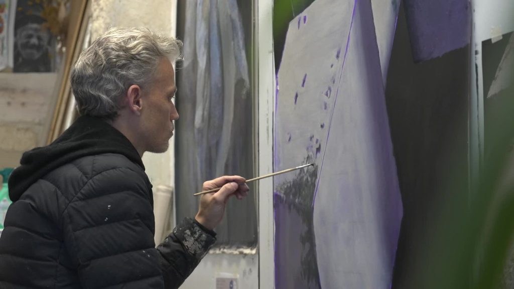 Des pochoirs à la peinture à l’huile, le street artiste Ose poursuit sa libération artistique
Olivier Secretan, dit Ose, s’est pris de passion, il y a 15 ans, pour le pochoir. Avec cette technique, il a signé d’émouvants portraits. Aujourd’hui, il se lance un nouveau défi avec la peinture à l’huile.
