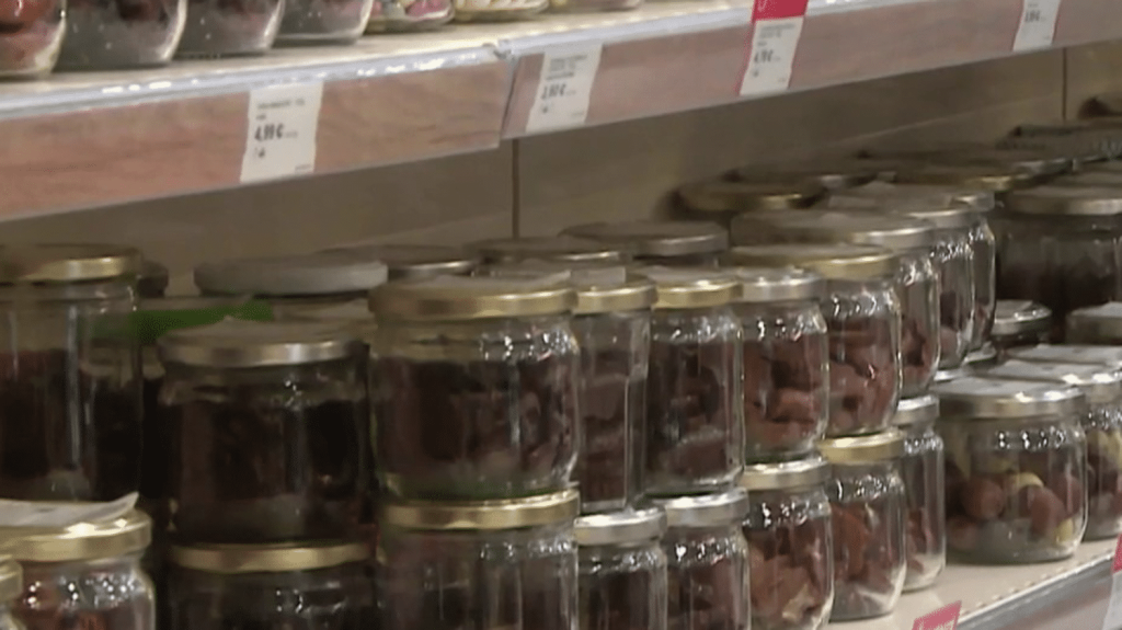 Consommation : un supermarché de Haute-Garonne propose des produits sans emballages et moins chers
En Haute-Garonne, le supermarché "Super tout nu" propose 2 000 références sans emballages. Les produits sont notamment vendus dans des bocaux en verre qui sont ensuite réutilisés par le magasin. Le coût des emballages étant supprimé, les produits sont moins chers.