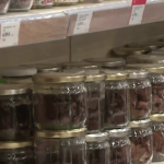 Consommation : un supermarché de Haute-Garonne propose des produits sans emballages et moins chers
En Haute-Garonne, le supermarché "Super tout nu" propose 2 000 références sans emballages. Les produits sont notamment vendus dans des bocaux en verre qui sont ensuite réutilisés par le magasin. Le coût des emballages étant supprimé, les produits sont moins chers.