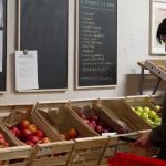 Supermarché collaboratif : le succès des commerces de proximité gérés par les consommateurs
À Marseille, dans les Bouches-du-Rhône, un supermarché participatif a ouvert ses portes en 2023. Ce nouveau modèle offre des produits locaux, des petites marges et des prix bas, à condition pour les consommateurs, de donner de leur temps.