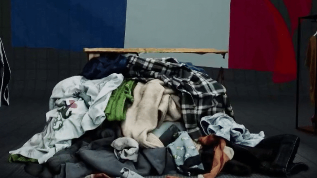 Consommation : quelle quantité de vêtements les Français jettent-ils chaque année à la poubelle ?
Selon une enquête, les Français portent seulement 30% de leurs vêtements. En chiffres, retour sur le fléau de la surconsommation de vêtements.