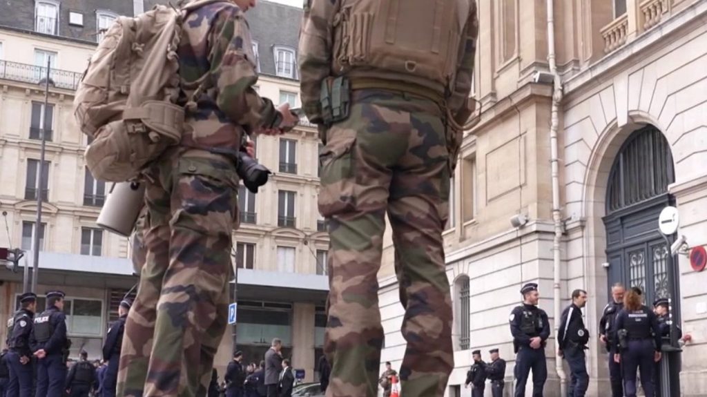 "Urgence attentat" en France : la surveillance renforcée face à la menace terroriste
Deux jours après l'attentat qui a fait 137 morts près de Moscou, en Russie, le gouvernement français a décidé de relever son plan Vigipirate au niveau "urgence attentat", dimanche 24 mars.