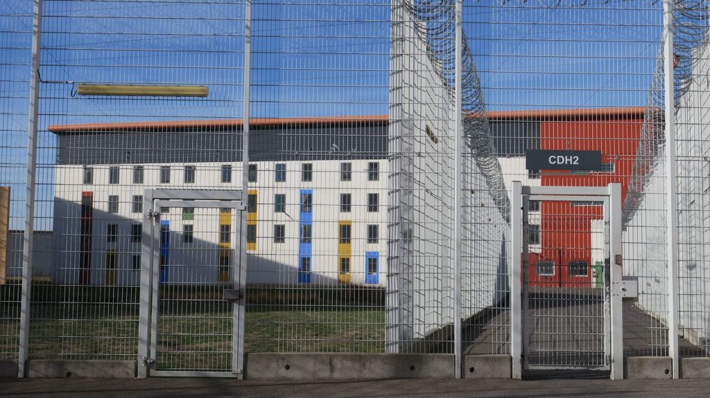 Seine-et-Marne : six surveillants du centre pénitentiaire de Réau placés en garde à vue pour différents trafics
Ils sont soupçonnés d'avoir participé à faire entrer dans la prison des téléphones portables, des bouteilles d'alcool ou des produits stupéfiants.