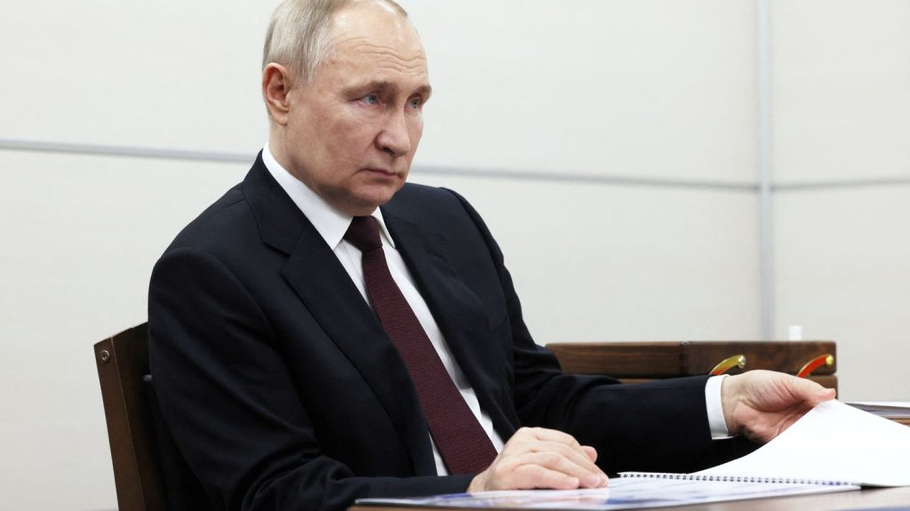 Election en Russie : un adjoint au maire d'une commune de Côte-d'Or suspendu de ses fonctions pour son rôle d'observateur du scrutin
L'élu Les Républicains est membre d'une association baptisée "France Expatriation Russie". Il a été convié par le pouvoir russe, alors que les observateurs indépendants ont été interdits de se rendre en Russie.