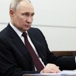 Election en Russie : un adjoint au maire d'une commune de Côte-d'Or suspendu de ses fonctions pour son rôle d'observateur du scrutin
L'élu Les Républicains est membre d'une association baptisée "France Expatriation Russie". Il a été convié par le pouvoir russe, alors que les observateurs indépendants ont été interdits de se rendre en Russie.