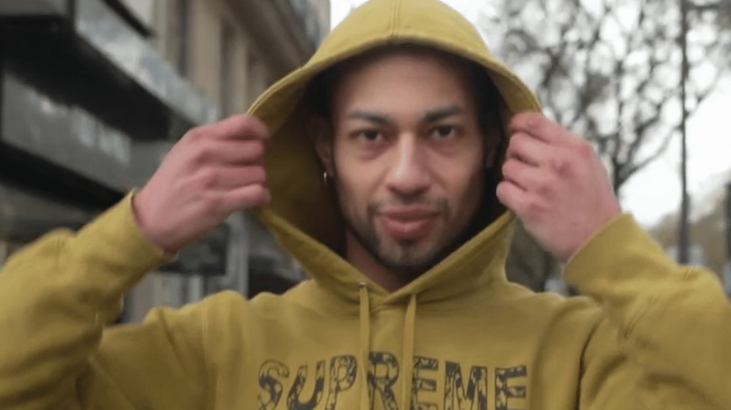 Mode : le sweat-shirt, un incontournable des garde-robes
Né aux États-Unis dans les années 1920, le sweat-shirt fait aujourd'hui l'unanimité. Retour sur l'histoire de ce pull à l'image parfois controversée, dont les grands couturiers se sont emparés.