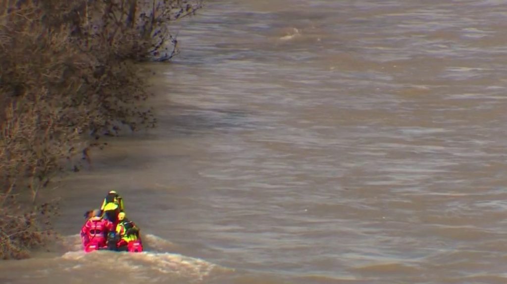 Intempéries dans le Sud-Ouest : le lourd bilan de la tempête Monica
Les intempéries dans le sud-ouest de la France ont fait cinq morts et trois disparus. Le corps d'un homme a été repêché, lundi 11 mars, dans le Gard. Il s'agit probablement du père de deux enfants disparus.