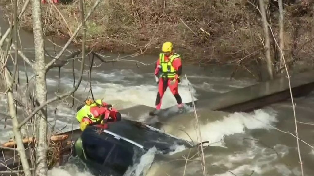 Tempête Monica : des intempéries meurtrières dans le Gard et l'Ardèche
Plusieurs personnes ont été emportées par les crues dans le Gard et l'Ardèche durant la tempête Monica, dans la nuit du samedi 9 au dimanche 10 mars. Le bilan fait état de trois morts et de quatre disparus.
