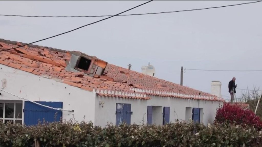 Tempête Nelson : des dégâts conséquents sur l'île d'Yeu
L'île d'Yeu (Vendée) a été touchée par la tempête Nelson dans la nuit du 27 au 28 mars, occasionnant des dégâts conséquents. L'île compte demander la reconnaissance de catastrophe naturelle par l'État.