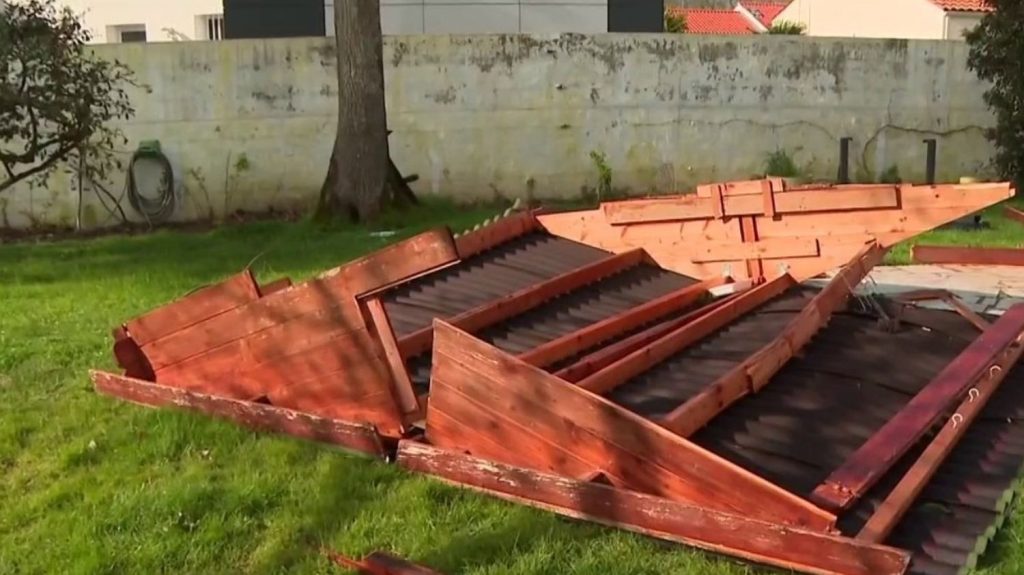 Tempête Nelson : l'ouest de la France balayé par des vents violents
Des vents à près de 100 km/h ont traversé la commune de Challans, en Vendée, mercredi 27 mars. Des maisons et des lignes électriques ont été endommagées. Des arbres ont aussi été arrachés.
