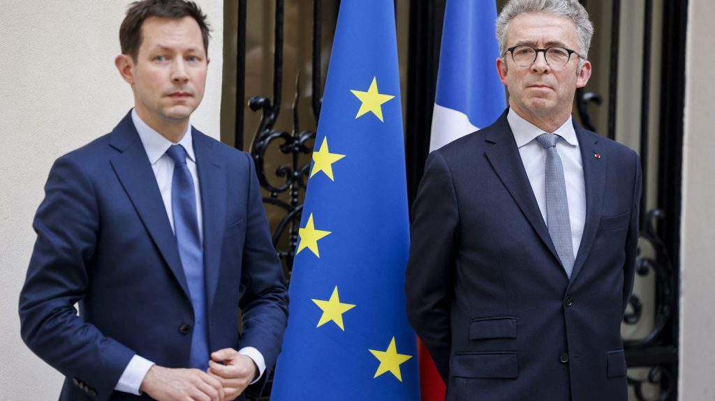 Européennes 2024 : la tendance des profils non politiques sur les listes touche tous les partis
Pour les élections européennes du 9 juin, les partis, quelque soit leur tendance, cherchent à recruter des expertises en dehors du champ politique. LFI a déjà une juriste sur sa liste, le RN a attiré l'ancien patron de Frontex, et LR vient de recruter un militaire.