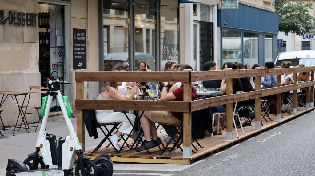 Paris 2024 : les terrasses estivales pourront ouvrir jusqu'à minuit pendant la période des Jeux olympiques et paralympiques à Paris
"C'est une très bonne nouvelle" se réjouit le président de l'Umih Paris Île-de-France.