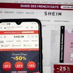 Environnement : quel est le poids du textile et de la fast fashion dans la pollution ?
Christophe Béchu réunit lundi matin l'écosystème de la mode durable, alors que le secteur textile représente 10% des émissions de gaz effets de serre. Plusieurs propositions de loi sont en discussion pour diminuer son impact environnemental.