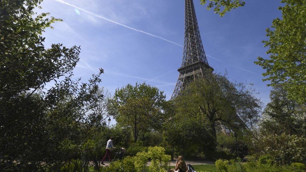 Paris 2024 : le marionnettiste du Champ-de-Mars pourra finalement retrouver son théâtre après les Jeux olympiques et paralympiques
L'artiste doit quitter momentanément le théâtre Guignol en raison de la construction d'un stade éphémère pour les épreuves de beach-volley.