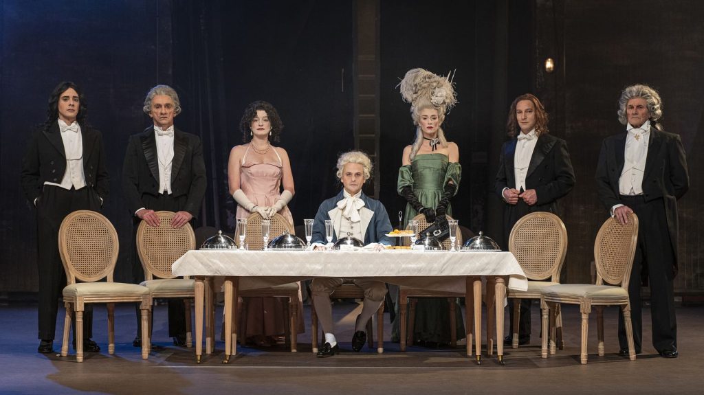 "Pauvre Bitos - le dîner de têtes" de Jean Anouilh : un "Dîner de cons" avant l’heure au théâtre Hébertot, à Paris
"Le Diner de cons" de Francis Weber fait étonnamment écho à ce "Dîner de têtes", sous-titre de "Pauvre Bitos", la pièce de Jean Anouilh de 1956.
