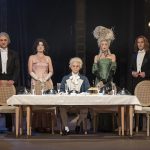 "Pauvre Bitos - le dîner de têtes" de Jean Anouilh : un "Dîner de cons" avant l’heure au théâtre Hébertot, à Paris
"Le Diner de cons" de Francis Weber fait étonnamment écho à ce "Dîner de têtes", sous-titre de "Pauvre Bitos", la pièce de Jean Anouilh de 1956.