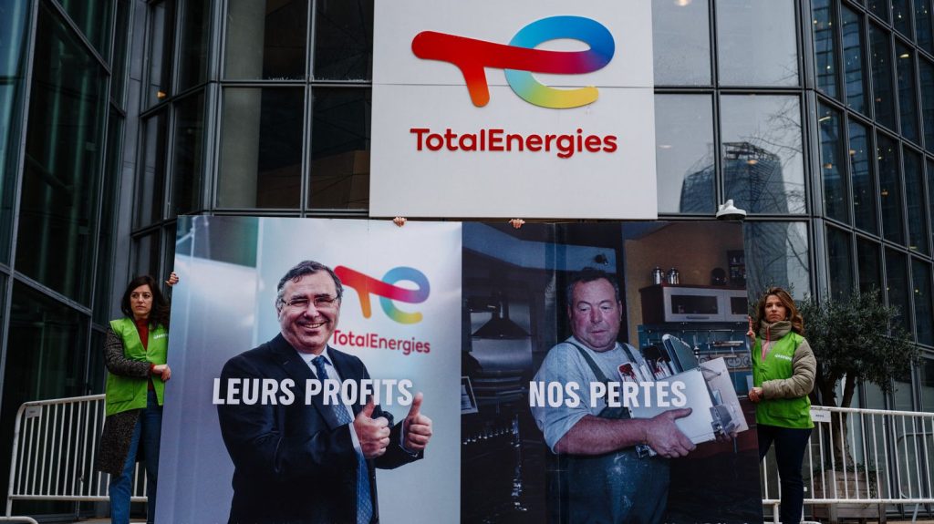 TotalEnergies a 100 ans : autant détesté qu'adulé, ce fleuron tricolore divise les Français
À l'occasion de cet anniversaire, des militants écologistes mènent des actions depuis quelques jours, partout en France, contre l'impact climatique du géant pétrolier et gazier. Symbole de puissance nationale, le groupe pâtit toujours d'une image paradoxale en France.