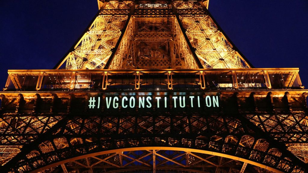 IVG : la tour Eiffel scintille et proclame "mon corps mon choix"
Ce message a été affiché sur le monument parisien dès le vote, lundi soir, par le Congrès de l'inscription de l'IVG dans la Constitution.