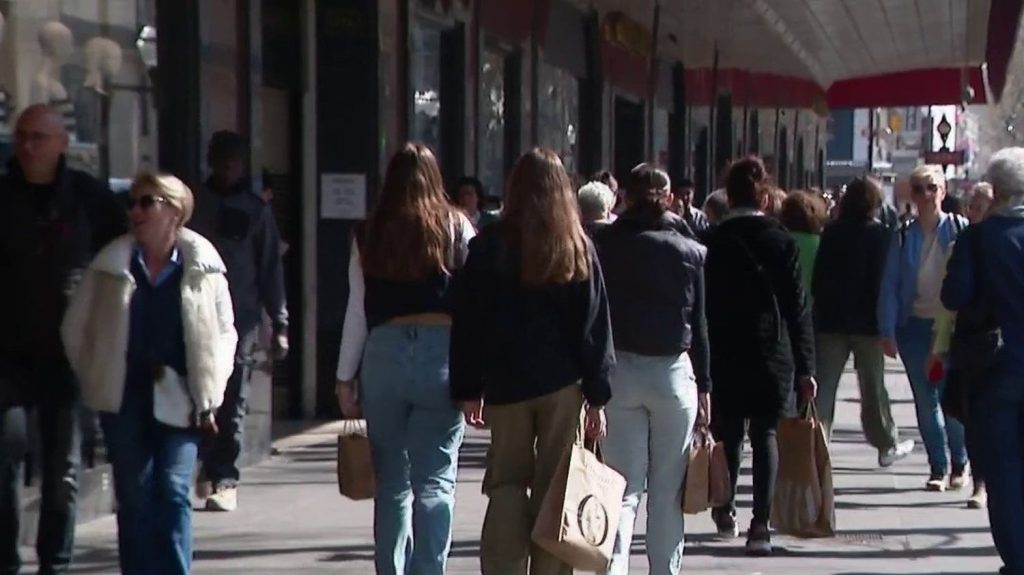 Consommation : les dépenses des touristes repartent à la hausse et battent des records
Après une longue période de défaveur, la France attire à nouveau les touristes étrangers, qui n'hésitent plus à dépenser sans compter. Les Européens sont les plus dépensiers.