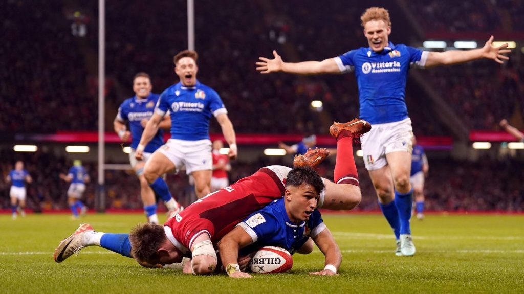 Pays de Galles-Italie : la Squadra Azzurra remporte son deuxième succès consécutif à Cardiff... Revivez le match du Tournoi des six nations
Les coéquipiers de Paolo Garbisi ont décroché une seconde victoire de rang dans ce Tournoi 2024, samedi. Avec cinq défaites, le pays de Galles concède sa première cuillère de bois depuis 21 ans.