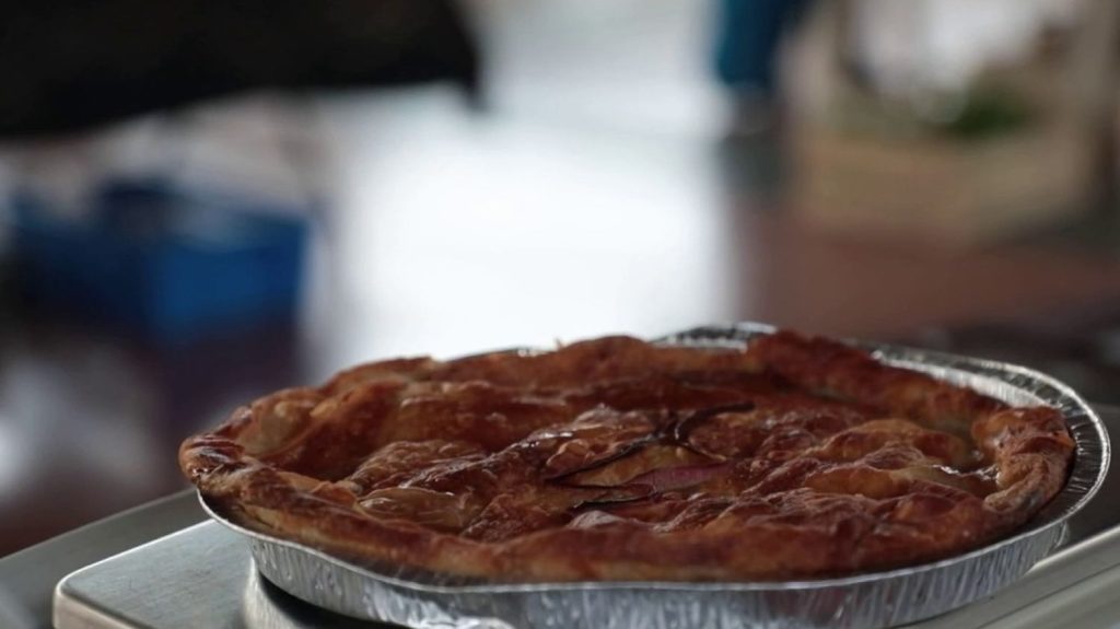 Gastronomie : la tourtière des Landes, dessert phare du sud-ouest
Jeudi 28 mars, le 13 Heures propose de mettre le cap sur les Landes, pour y déguster la tourtière landaise. Cette gourmandise emblématique du sud-ouest parfumée à l'Armagnac se dote d'une pâte si fine qu'on peut en voir la transparence.