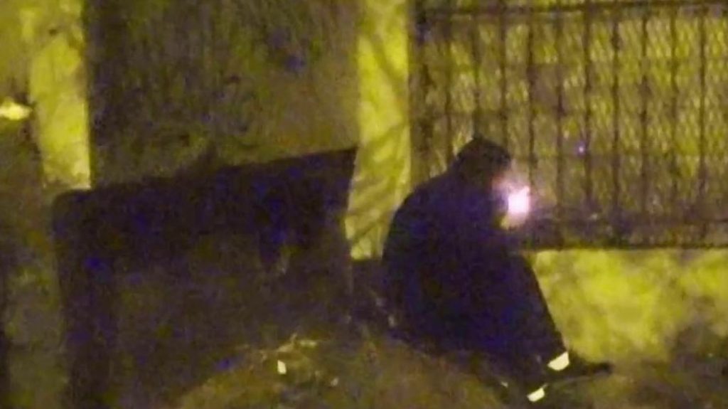 Vidéo
Consommation et trafic de drogue : quand le crack empoisonne le quotidien des riverains parisiens
À Paris, de nuit comme de jour, des toxicomanes accros au crack errent dans les rues du nord de la capitale. Les habitants les surnomment de "morts-vivants".