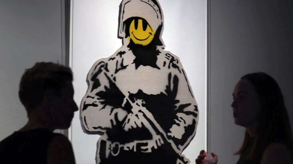 Quatre personnes arrêtées en Espagne pour trafic de fausses œuvres de Banksy
Au moins 25 œuvres peintes à la bombe sur du carton ont été vendues dans plusieurs pays d'Europe et aux États-Unis.