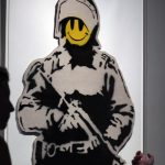 Quatre personnes arrêtées en Espagne pour trafic de fausses œuvres de Banksy
Au moins 25 œuvres peintes à la bombe sur du carton ont été vendues dans plusieurs pays d'Europe et aux États-Unis.