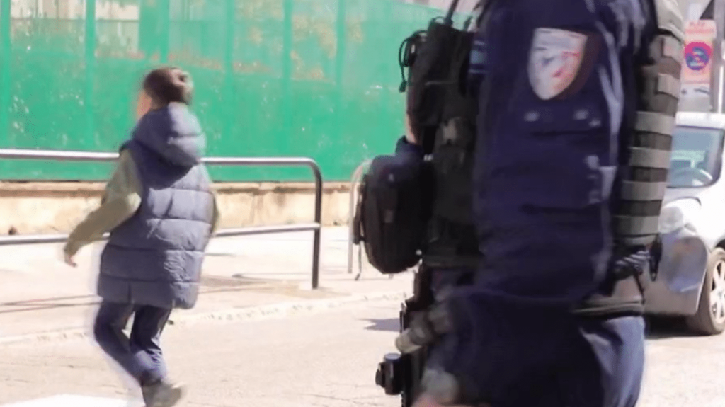 Gard : à Nîmes, des enfants privés d'école en raison du trafic de drogue
Dans le Gard, à Nîmes, la plupart des enseignants d’une école sont en arrêt maladie depuis lundi 26 février. Ils protestent contre la violence et les fusillades répétées dans le quartier.