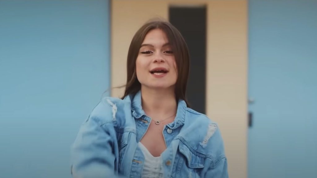 La jeune chanteuse Anaïs Robin, révélée par les réseaux sociaux, est morte dans un accident de la route à l'âge de 21 ans
Une enquête a été ouverte par le parquet de Lille pour déterminer les circonstances de l'accident.