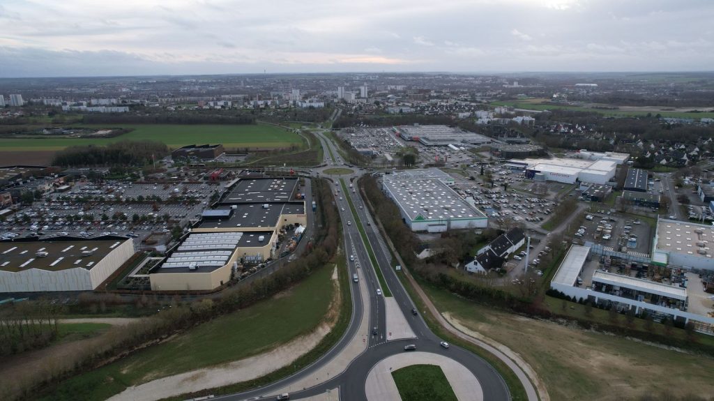 Carte
Zones commerciales : découvrez les 74 sites dont le gouvernement veut financer la transformation
Ces collectivités ont remporté un appel à projets lancé en septembre. Le gouvernement espère rendre ces zones plus modernes et attractives, et y encourager la construction de logements.