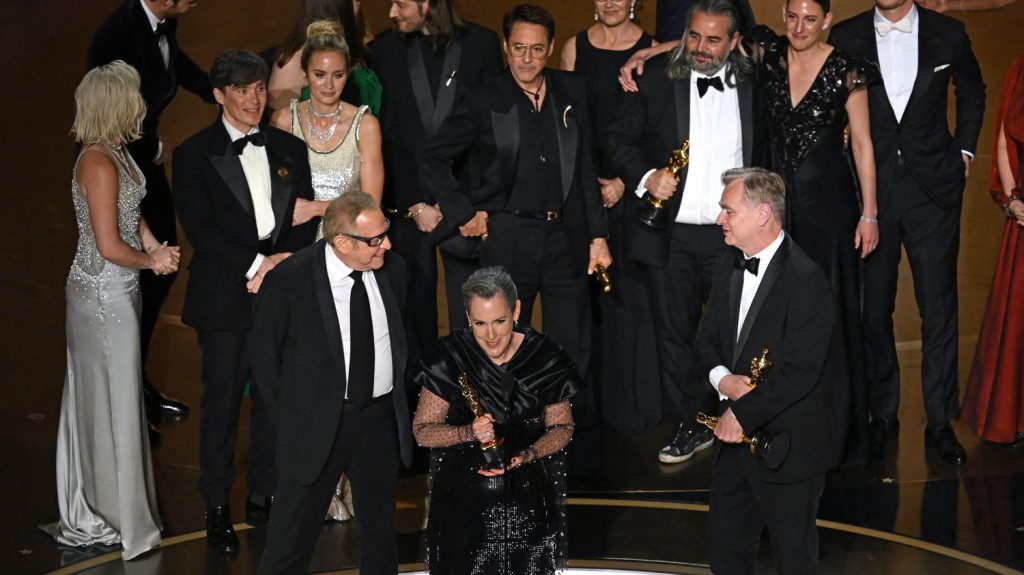 Oscars 2024 : le triomphe d'"Oppenheimer", "Anatomie d'une chute" primé, le show de Ryan Gosling... Ce qu'il faut retenir de la 96e cérémonie
Le film de Christopher Nolan repart avec sept statuettes dont celle du meilleur film et de la meilleure réalisation. Justine Triet et son compagnon Arthur Harari ont été primés pour le scénario d'"Anatomie d'une chute".