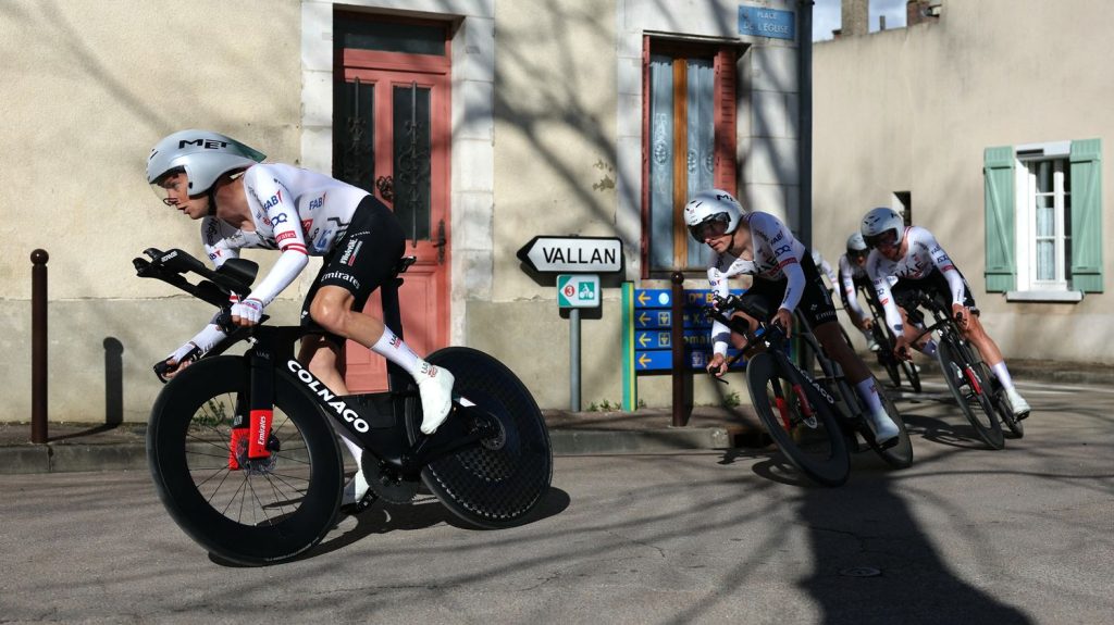 Paris-Nice 2024 : UAE Emirates remporte le contre-la-montre par équipes, Primoz Roglic lâche du temps... Revivez la troisième étape
La troisième étape de Paris-Nice, mardi, un contre-la-montre par équipes autour d'Auxerre, a vu l'équipe UAE Emirates s'imposer. Primoz Roglic est le grand perdant du jour, avec presque une minute de retard concédée sur les favoris.