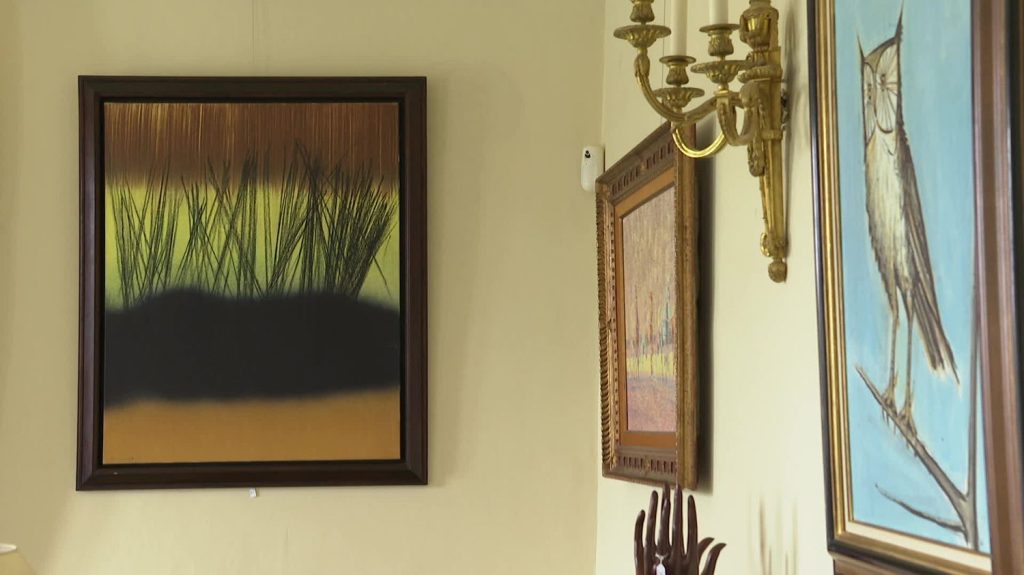 A Antibes, des passionnés d’art mettent en vente des pièces exceptionnelles dont des toiles de Bernard Buffet et du peintre indien Sayed Haider Raza
Près de 750 objets d’art sont mis en vente aux enchères à Antibes à partir du 17 mars. Du mobilier ancien ou moderne, des tableaux de maître ou encore des arts de la table acquis pendant près de 40 ans par un couple.