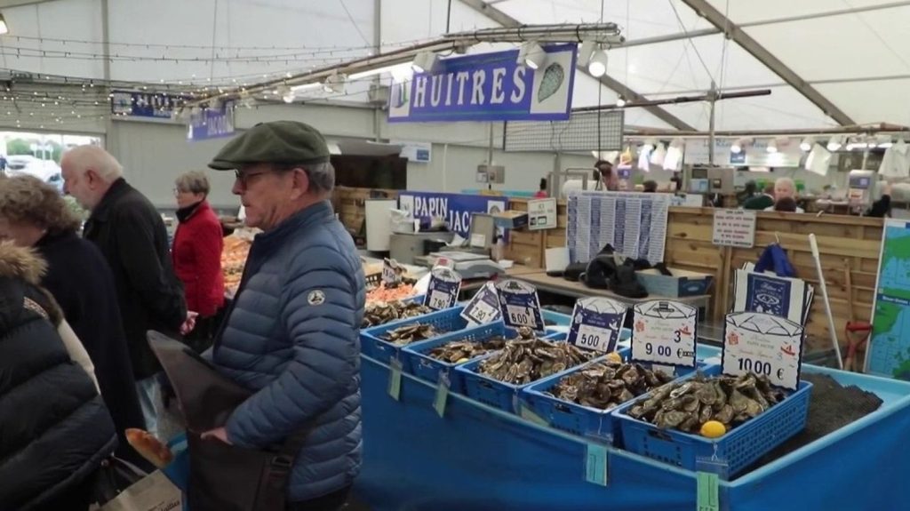 Ostréiculture : les ventes d’huîtres sont en chute libre
Les ostréiculteurs sont très inquiets. Ils sont victimes de la méfiance des consommateurs après les intoxications au moment des fêtes de fin d'année. Les Français n'achètent plus d'huîtres, y compris celles d'Oléron qui pourtant n'ont pas été concernées.