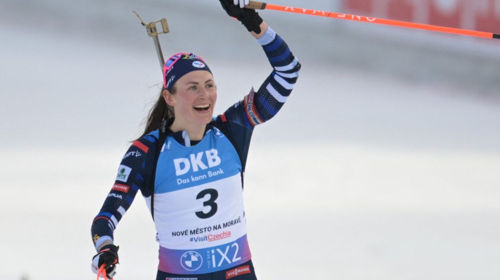 Biathlon : Justine Braisaz-Bouchet s'impose sur le sprint de Soldier Hollow, Lou Jeanmonnot troisième
Justine Braisaz-Bouchet a remporté l'épreuve de sprint de Soldier Hollow, vendredi aux Etats-Unis. Deux Françaises sont sur le podium, puisque Lou Jeanmonnot termine troisième.