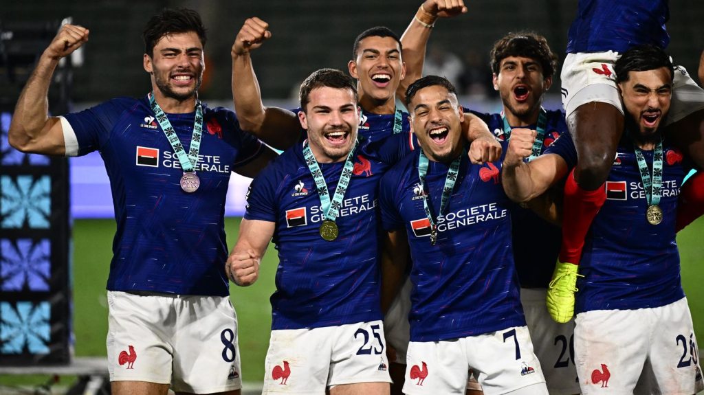 Vidéo
Antoine Dupont et l'équipe de France de rugby à 7 remportent le tournoi de Los Angeles, une première victoire sur le circuit mondial depuis 19 ans
Pour la deuxième compétition à laquelle participait le demi de mêlée toulousain en vue des Jeux olympiques de Paris, les Bleus ont conquis l'or, en battant la Grande-Bretagne (21-0) en finale. Leur dernier succès sur le circuit mondial remontait à 2005, à Paris.