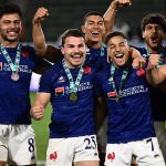 Vidéo
Antoine Dupont et l'équipe de France de rugby à 7 remportent le tournoi de Los Angeles, une première victoire sur le circuit mondial depuis 19 ans
Pour la deuxième compétition à laquelle participait le demi de mêlée toulousain en vue des Jeux olympiques de Paris, les Bleus ont conquis l'or, en battant la Grande-Bretagne (21-0) en finale. Leur dernier succès sur le circuit mondial remontait à 2005, à Paris.