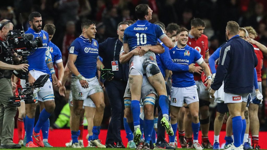Vidéo
Six nations 2024 : le résumé de la victoire italienne contre le pays de Galles
Après quatre défaites lors de leurs quatre premières sorties, les Gallois se sont inclinés à domicile contre la Squadra Azzurra, samedi, entérinant leur première cuillère de bois depuis 21 ans.