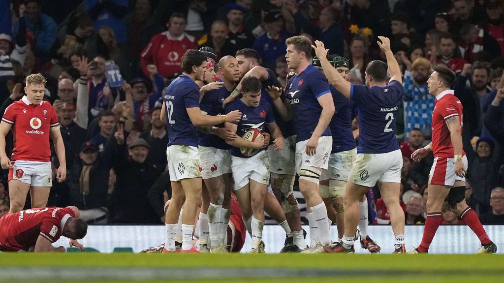 Six nations 2024 : rajeuni, le XV de France renoue avec le jeu et la victoire au pays de Galles
Au terme d’un match plaisant, les Bleus ont retrouvé le goût du succès en s’imposant avec le bonus offensif (45-24) à Cardiff, en clôture de la quatrième journée du Tournoi, dimanche.