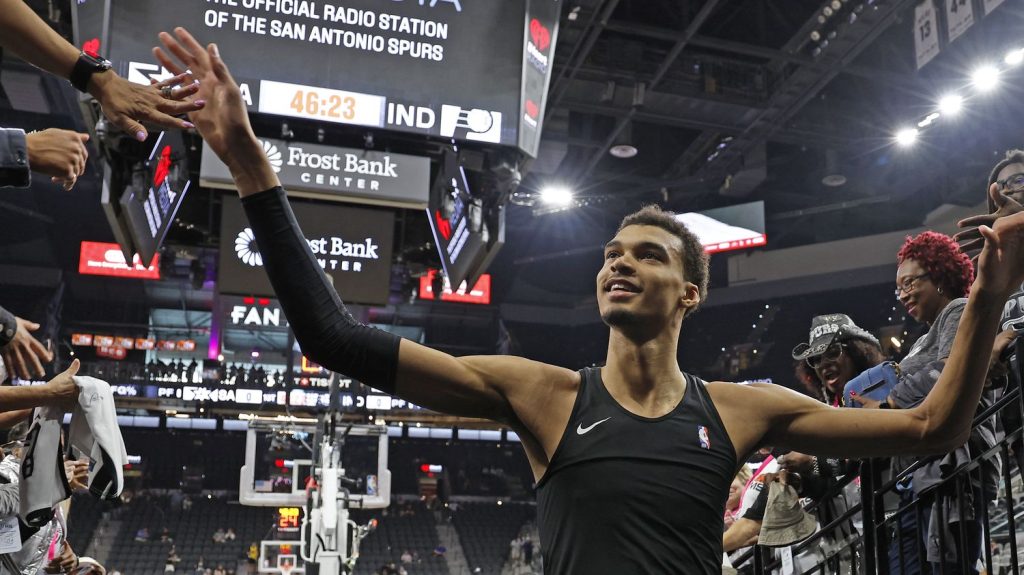 Vidéo
NBA : Victor Wembanyama, une folie qui ne faiblit pas aux Etats-Unis
Arrivé cette saison en NBA, l'intérieur français de San Antonio rivalise en terme de popularité avec les plus grandes stars de la ligue américaine.