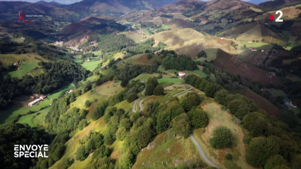 Vidéo
La vallée du bonheur
La vallée des Aldudes, enclavée dans le massif pyrénéen, a su résister à la désertification et au chômage en se spécialisant dans la production de produits du terroir haut de gamme : élevage artisanal d'une race ancienne de porcs basques, truites de montagne, fromages de brebis… Et ça marche !