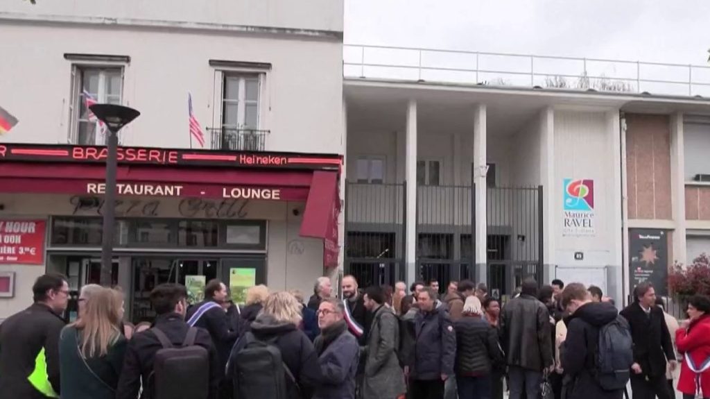 Démission du proviseur du lycée Maurice Ravel : vif émoi chez les enseignants
Le proviseur du lycée Maurice Ravel, à Paris, a été menacé de mort sur les réseaux sociaux après avoir demandé à une élève de retirer son voile, le 28 février. Il a annoncé cette semaine quitter son poste. Un départ anticipé qui a suscité un vif émoi chez les enseignants.