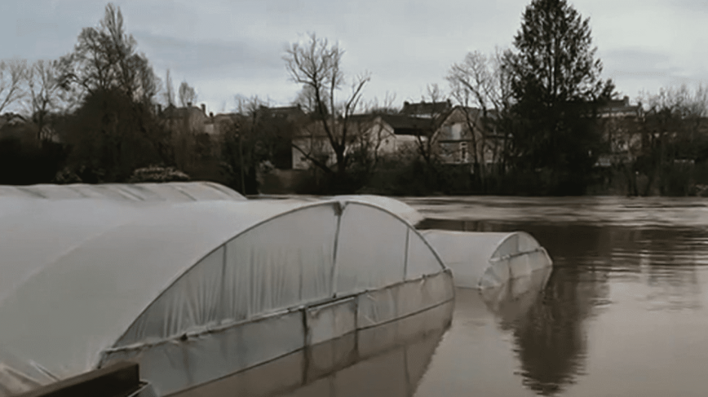 Inondations : six départements du Centre-Ouest placés en vigilance orange
Six départements du Centre-Ouest sont en vigilance orange crue. Ce samedi 30 mars, des villages de la Vienne, de l’Indre et l’Indre-et-Loire ont été inondés et les habitants ont été évacués.