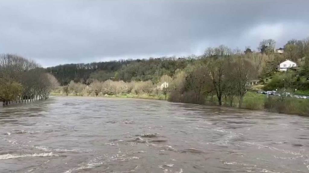 Crues : quatre départements placés en vigilance orange
Face aux intempéries attendues dans le centre et l'ouest de la France, samedi 30 et dimanche 31 mars, la Gironde, la Dordogne, la Charente et la Charente-Maritime ont été placés en vigilance crue. L'Indre-et-Loire et la Vienne sont placés en vigilance rouge.