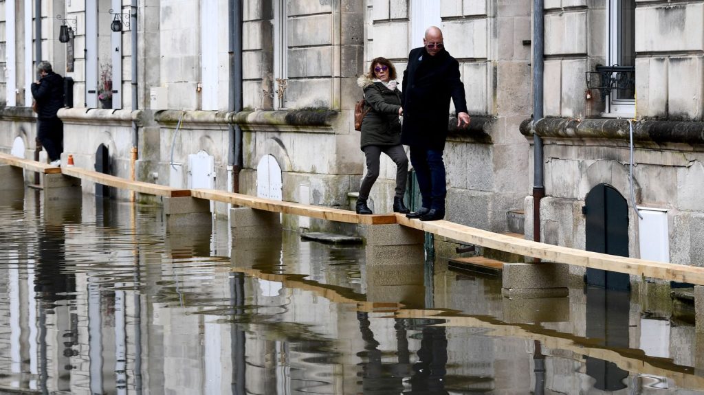 Météo : la Charente-Maritime maintenue en vigilance orange pour des risques de crues
L'alerte pour des risques d'avalanches a été levée dans les Alpes-Maritimes, la Savoie et les Hautes-Alpes.