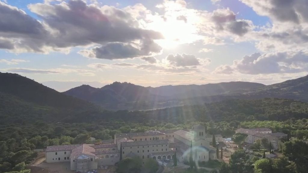 Vaucluse : quand les moines excellent dans l'art de faire du vin
Dans le Vaucluse, un vin produit par des moines connaît un succès grandissant. Ces bénédictins installés dans une abbaye située au pied du Mont Ventoux se sont associés à des vignerons de la région.